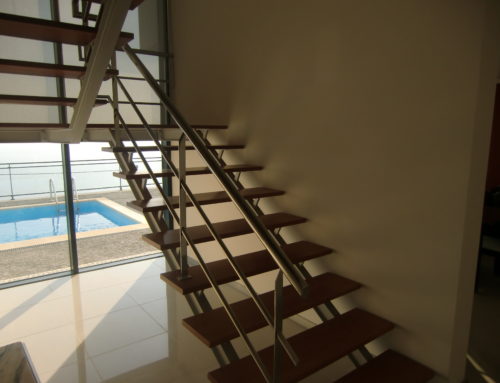 Escadas Com Vigas Metálicas E Varanda Em Inox